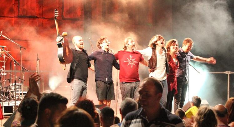 groupe de musique qui salut le public au festival Escota é Minja à l’Isle-Jourdain.